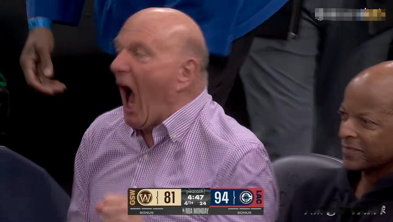 快船老板鲍尔默真是兴奋极了！在今天进行的快船和勇士的比赛中，当时比赛进行到了第四