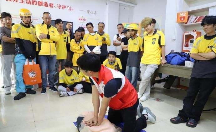 【全城守护台州城市流动急救侠已就位 】近日，台州椒江，区红十字会与区总工会携手为