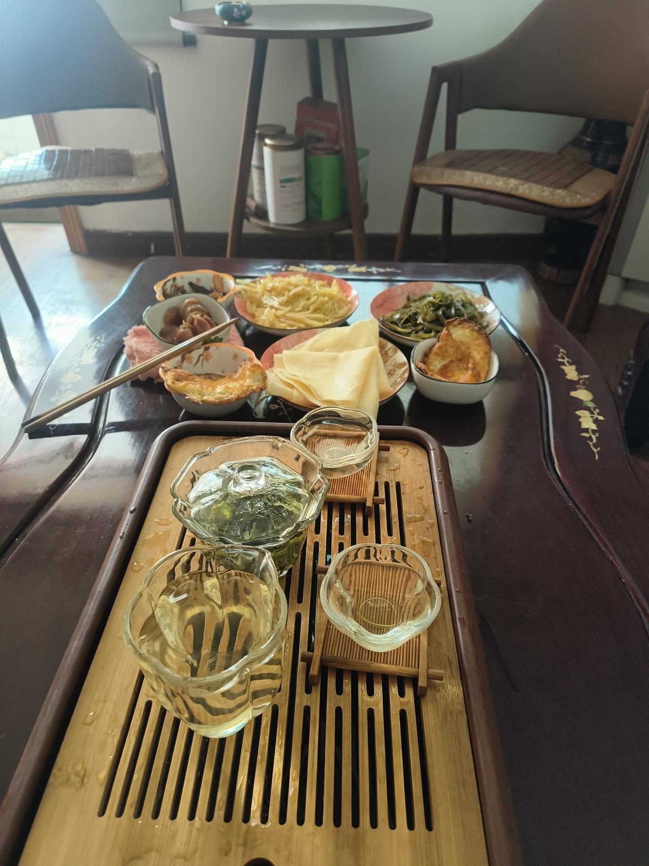 形成了若干年习惯——早茶，每天早晨一壶茶，喝了几道后，加吃早饭，习惯自己弄早饭，