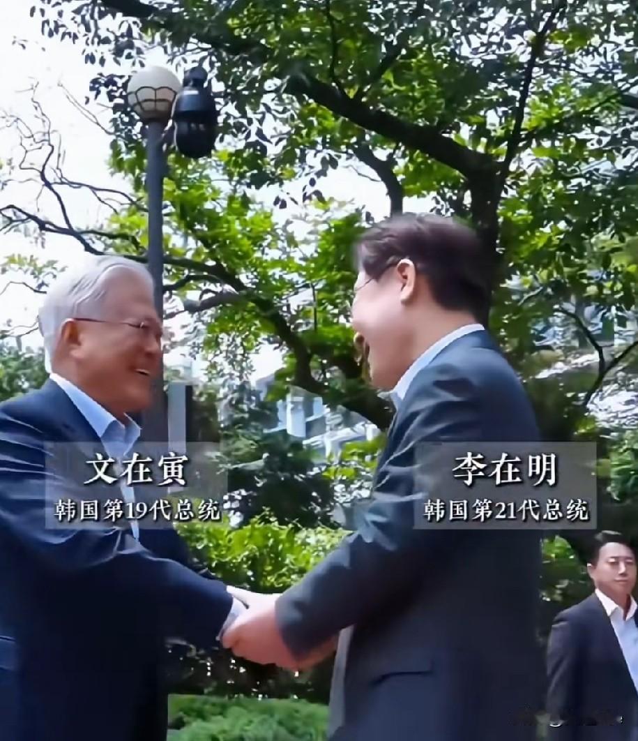 韩国现任总统李在明，是韩国第二十一任总统，第十九任总统是文在寅，他们中间任期夹着