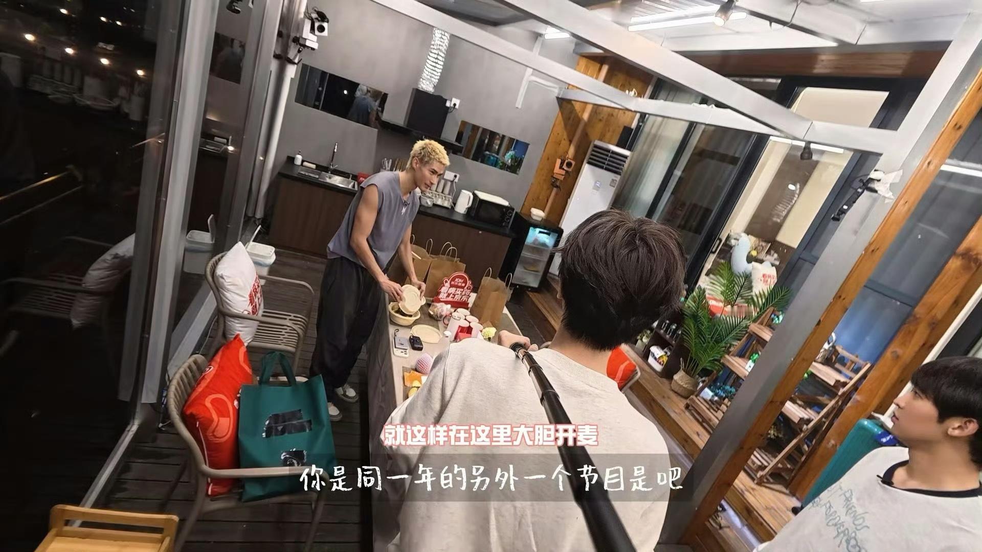 管健嘉晨误入创造营青春有你瓜田管健嘉晨米卡唐九洲关摄像头吃瓜披荆斩棘限定吃瓜现场