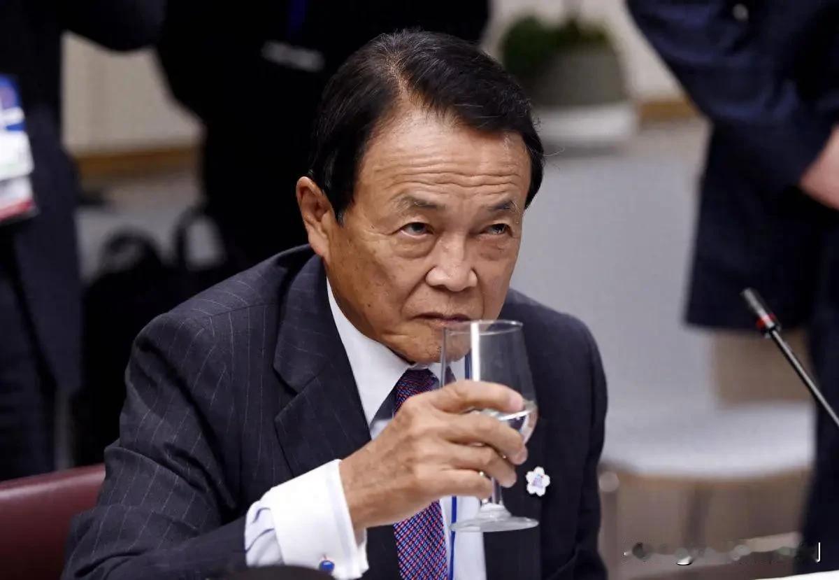 为了拥核，日本右翼精英拼了
为什么日本右翼精英认定：除了拥核，日本几乎没有第二条