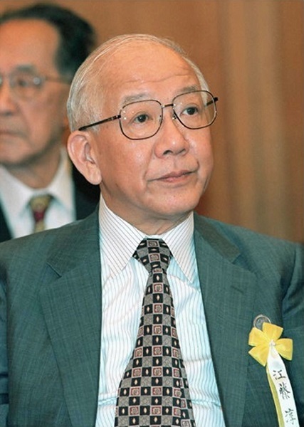江藤淳（1932-1999，本名江頭淳夫 えがしら あつお），出生于社会地位不错