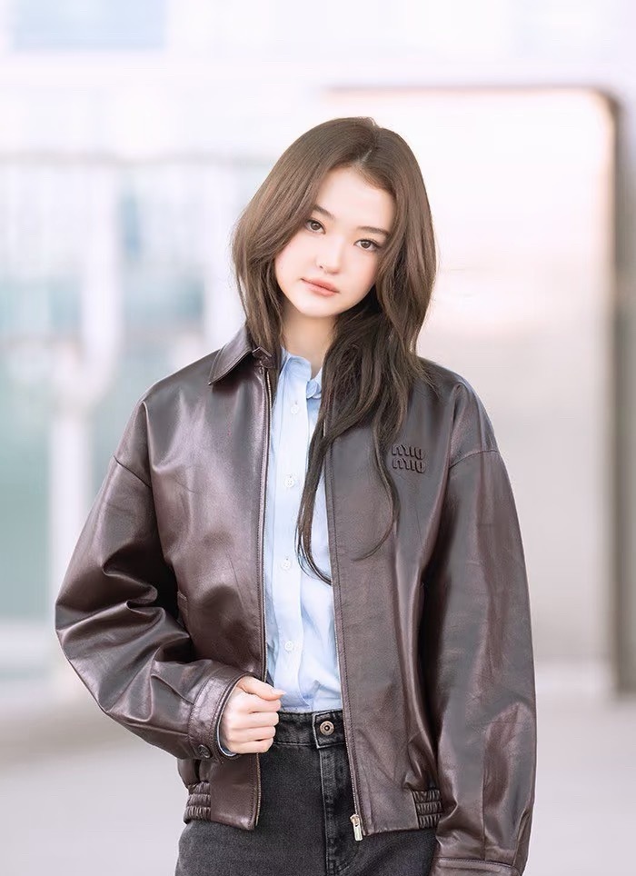 Ella出发巴黎时装周皮衣造型超酷，脸蛋天才来的！！