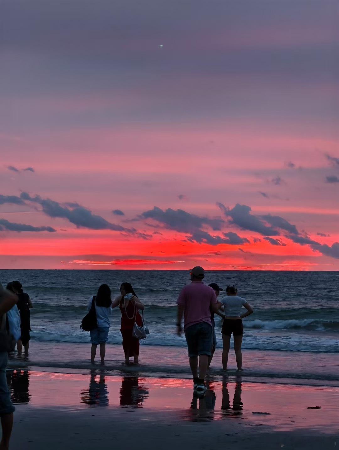 橘子海：指日落/日出时分，太阳接近地平线，光线穿过大气层后，海面被染成橘红、金黄