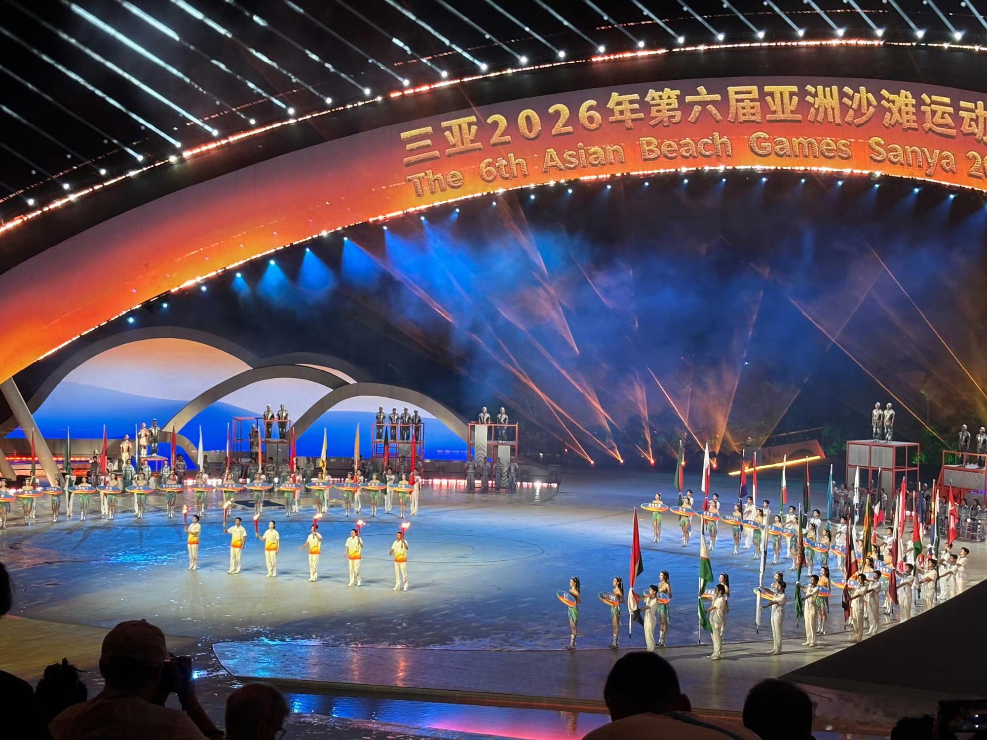 丁宁田亮等共同点燃三亚亚沙会主火炬2026年4月22日晚，第六届亚洲沙滩运动会在