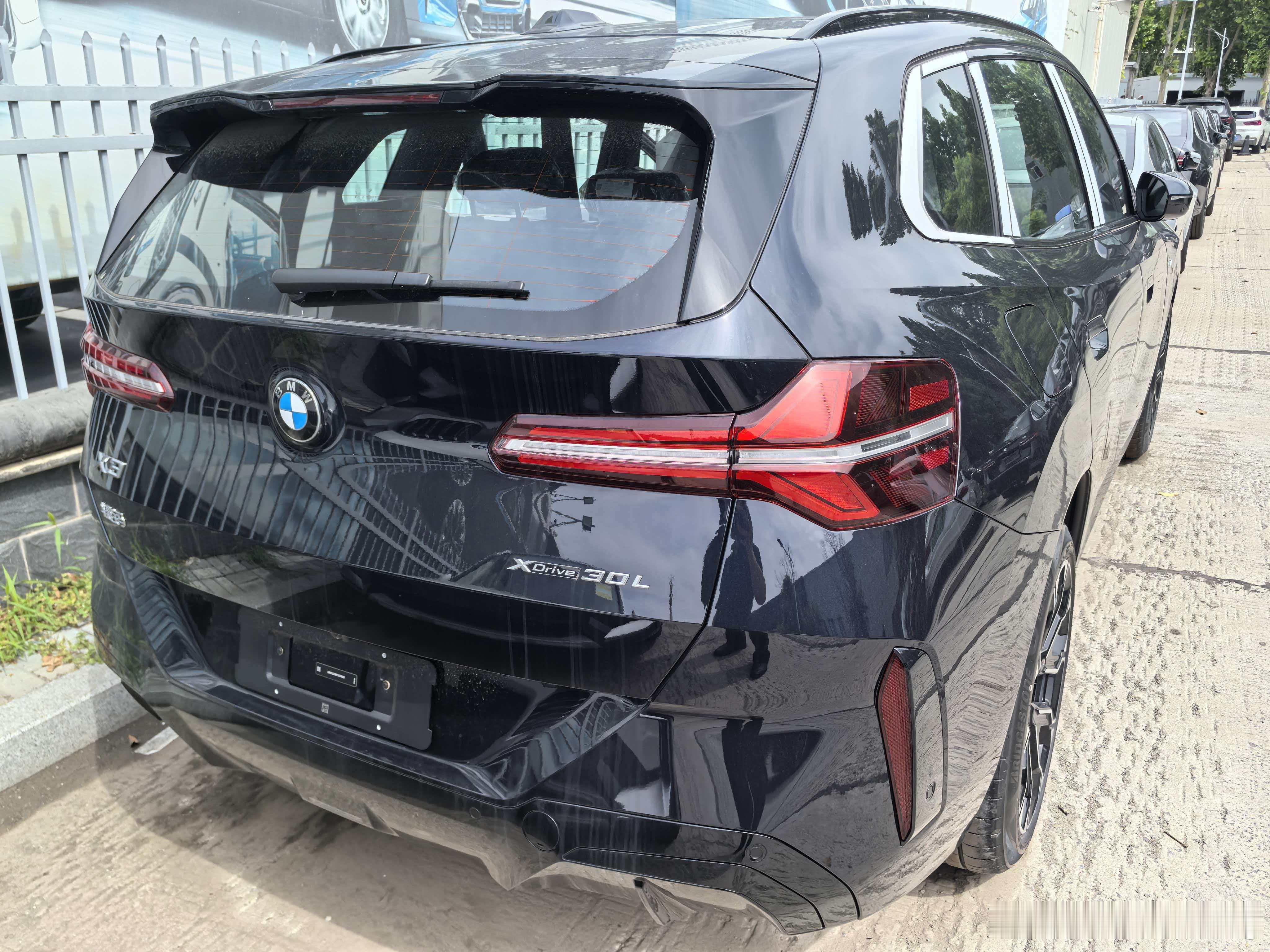 宝马X3 30领先  炭黑 棕内 老客户提车，很多年前买的S90这次换一台宝马试