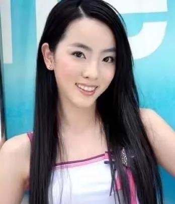 为什么不让李思思主持央视春晚呢？李思思面容甜美，气质优雅，是央视当家花旦之一。她