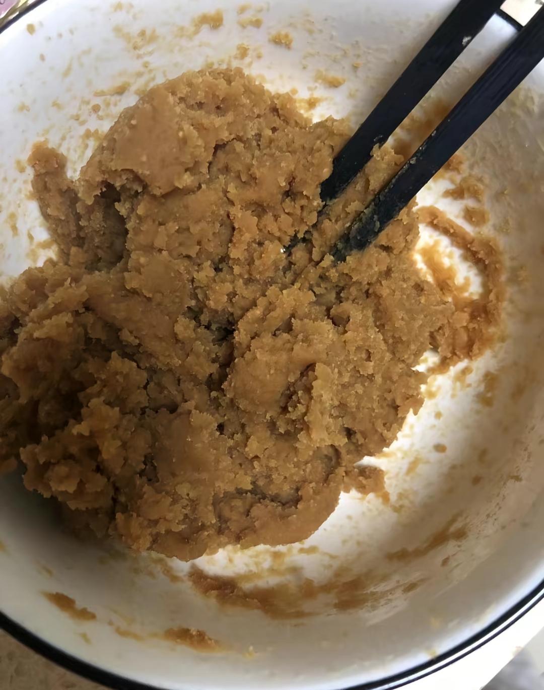这个碗里有剩下的炒面。这个东西只有山东河南人吃吗？应该是八零后的记忆，放糖更好吃