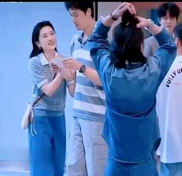 周涛在《五十公里桃花坞6》里见到彭冠英的状态，
往日里稳坐春晚舞台的她，这回把满