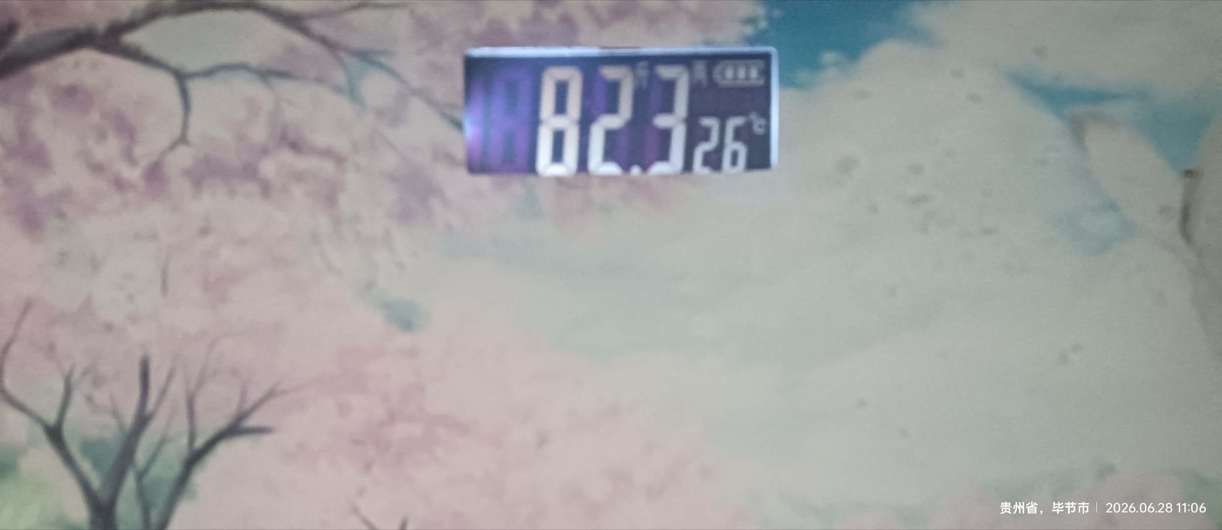 依旧保持 