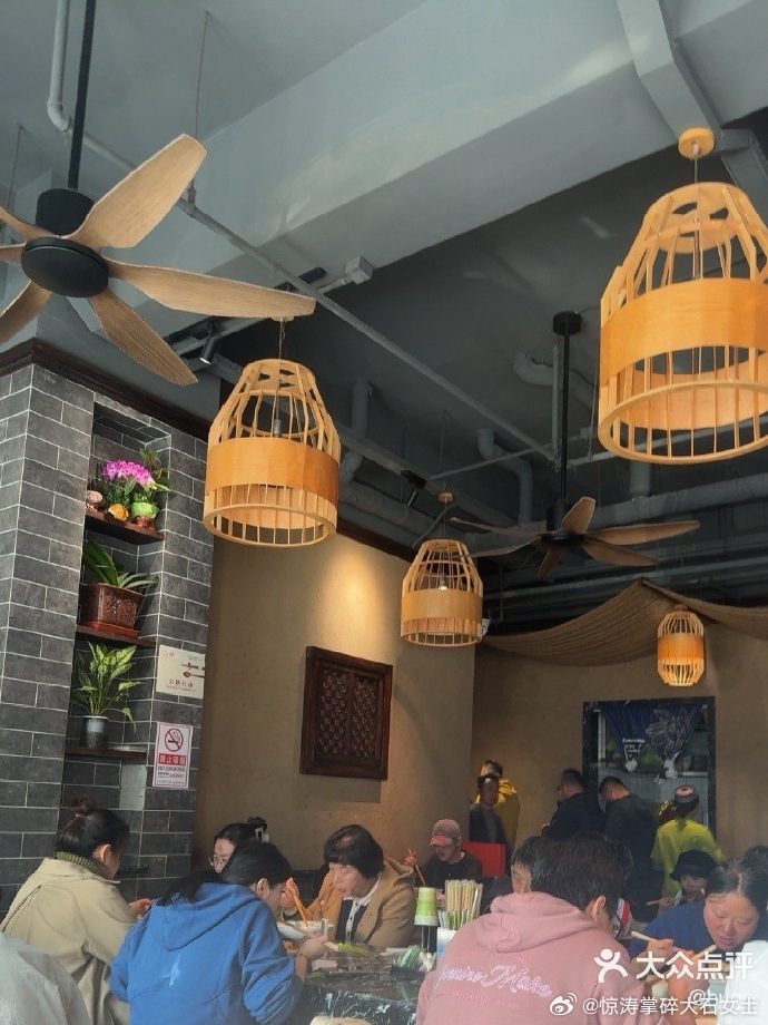 热心市民鹿晗鹿晗吃面出现在路人照片里 路人随手拍的照片里有鹿晗！他认真吃面的样子