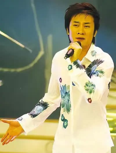 1987年，歌手江涛没成名前爱上了富家小姐万小牧，万小牧不顾父母反对与?TA裸婚