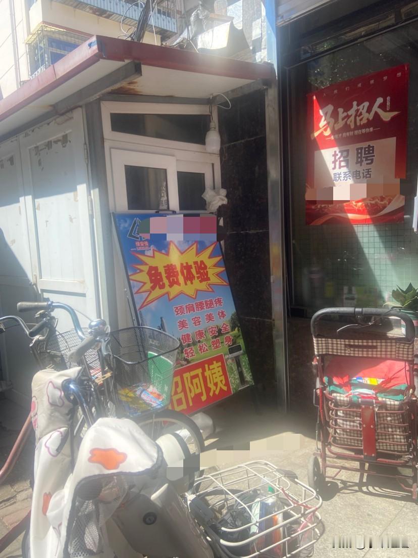 今天我和其他老年人一样走进了这种体验中心！
我感觉我是这群老年人里岁数最小的了！