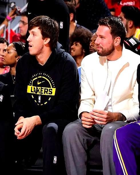 湖人队新秀蒂耶罗，季后赛首秀垃圾时间上场，就因为跟人卡位推了一下，直接被驱逐了。