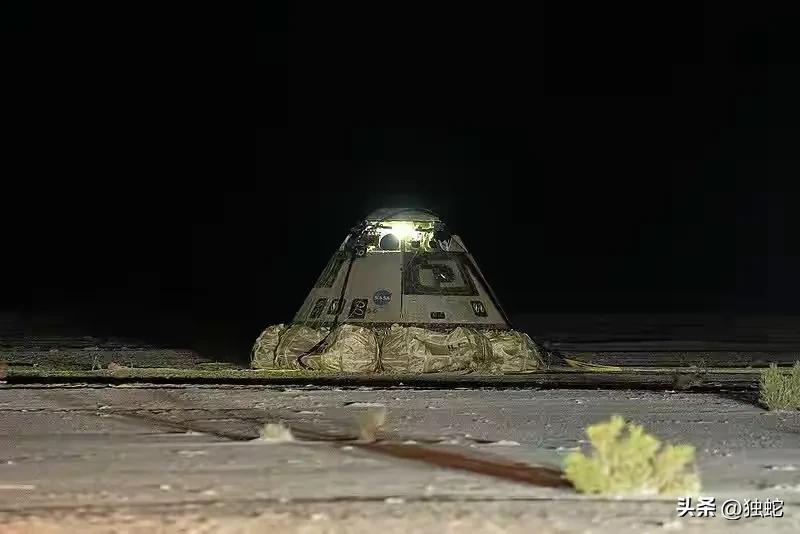 美国NASA航天器终于回来了，计划上天8天的两个科学家没办法只能滞留在太空船里无