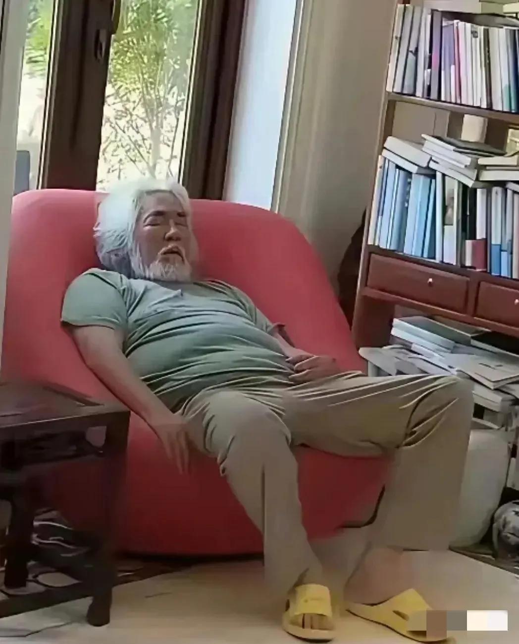 大家发现了吗？凡是娶的老婆年龄比自己小很多的，到后来基本上都是落得满头白发，满身
