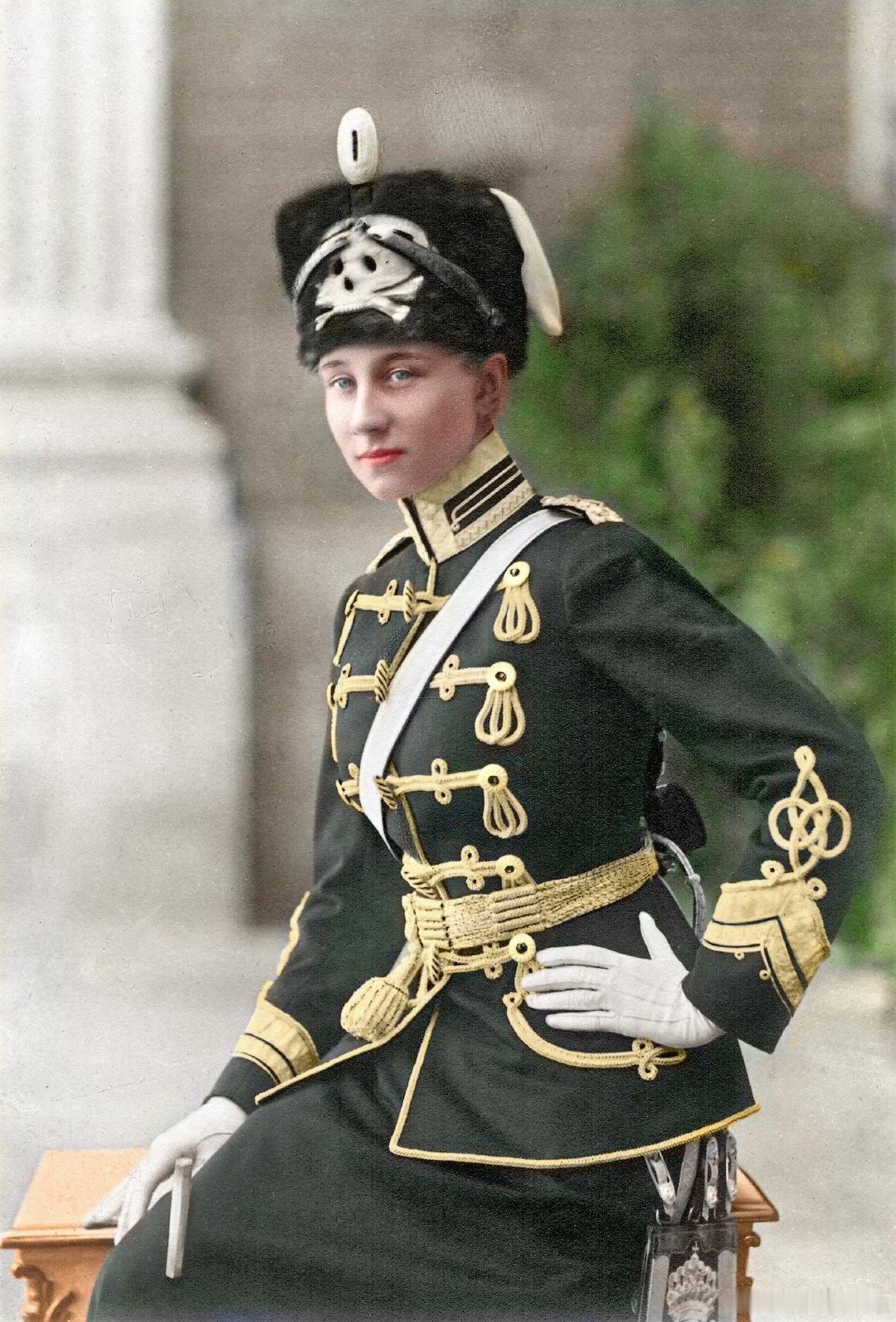 1909年，身穿普鲁士第二轻骑兵团军服的维多利亚·路易丝公主。她是德皇威廉二世的