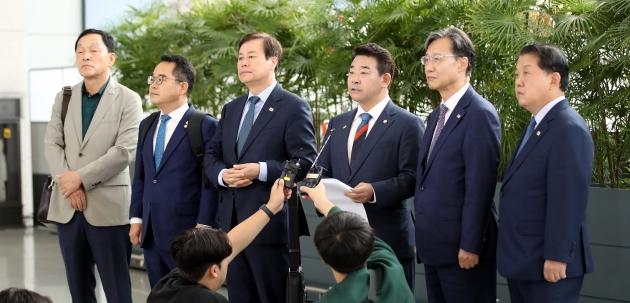  【韩国在野党另外7名议员追加访问中国，执政党怒批在野党议员精神不正常】

据韩
