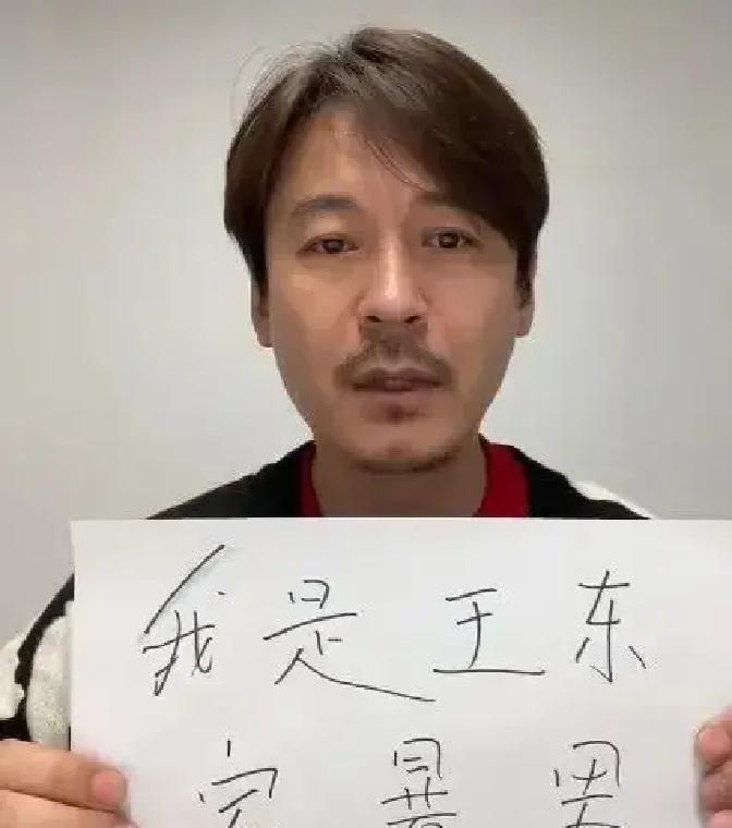 别信那个“为养家带货”的男人。
 
他刚在法院调解完离婚。2024年初，他亲口承