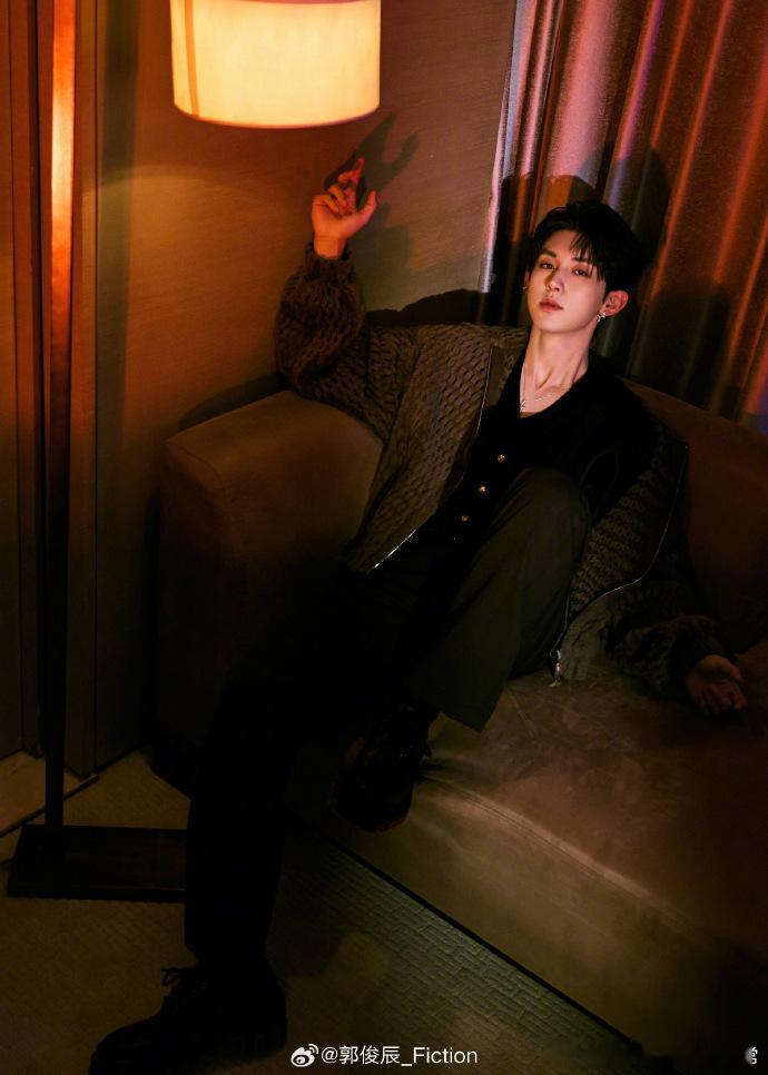 郭俊辰纯里带疯郭俊辰这次反差真的太绝了，表面乖巧显眼包，疯起来是真上头，谁看了不