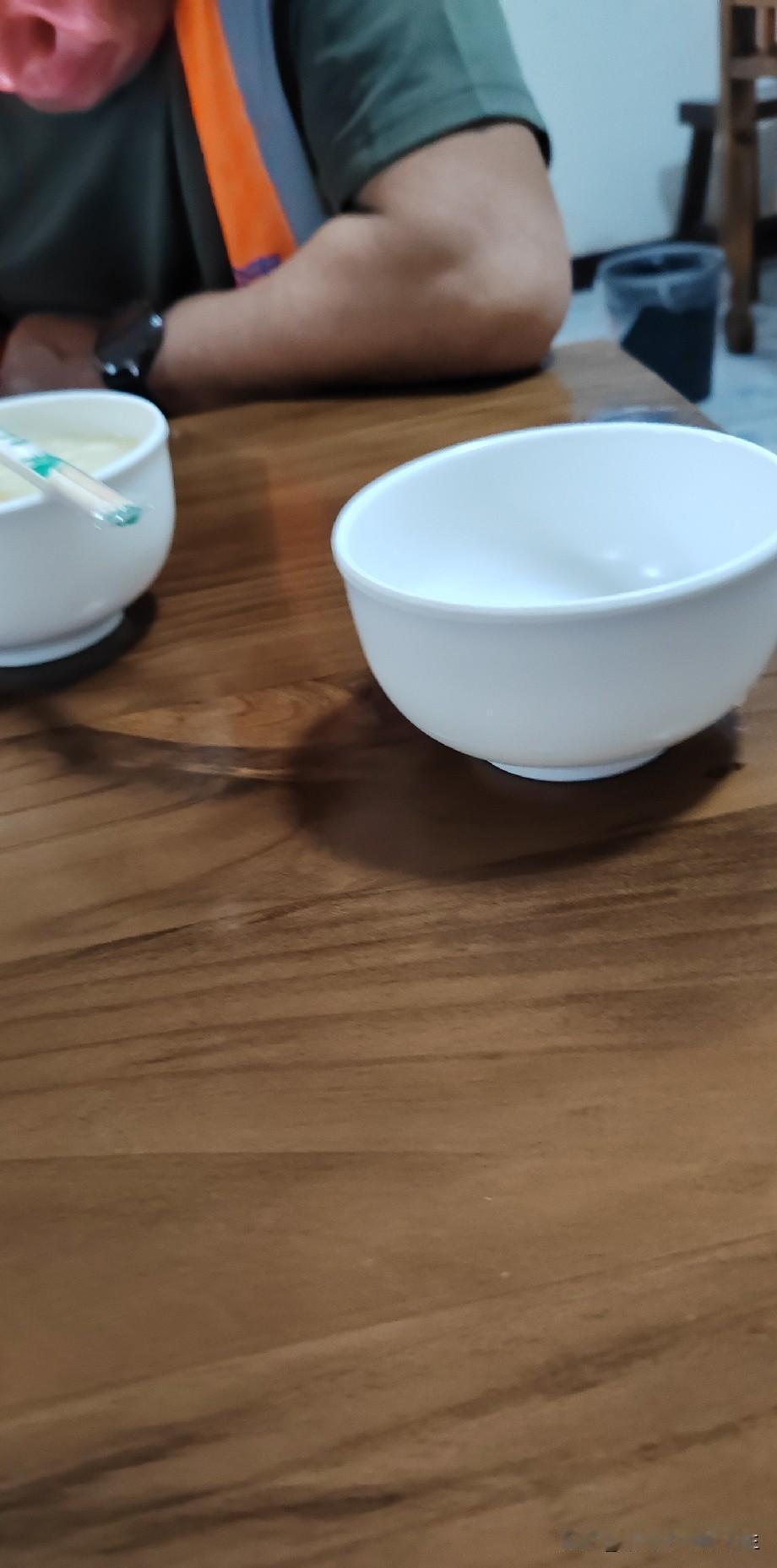 在工地上一起干活，平日里大家低头不见抬头见，有工友凑在一起喝酒，本来心里想着单独