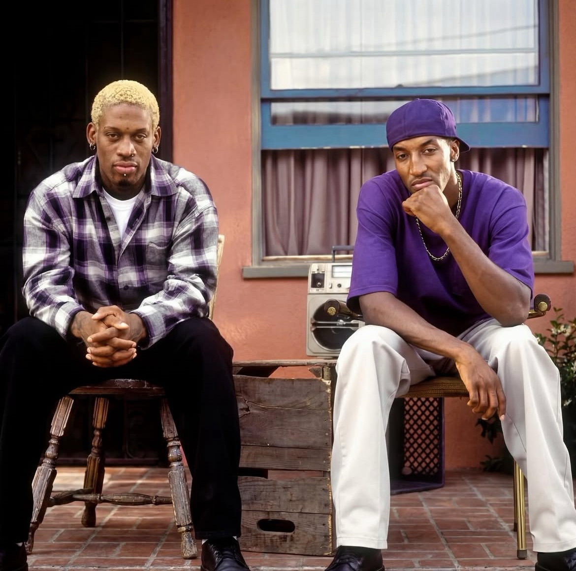 皮蓬昨晚发了一张和罗德曼的合影看到这图我的第一反应，是仔细分辨了一下这是当年的真