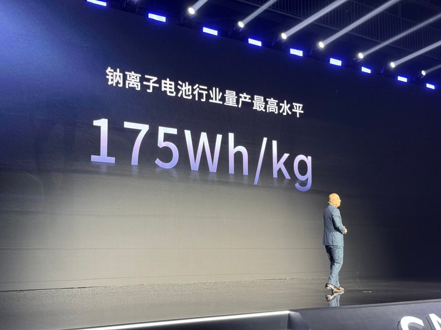 全球首款量产钠电池乘用车 下一期播客，我准备聊聊钠离子电池。碳酸锂价格上涨，终端