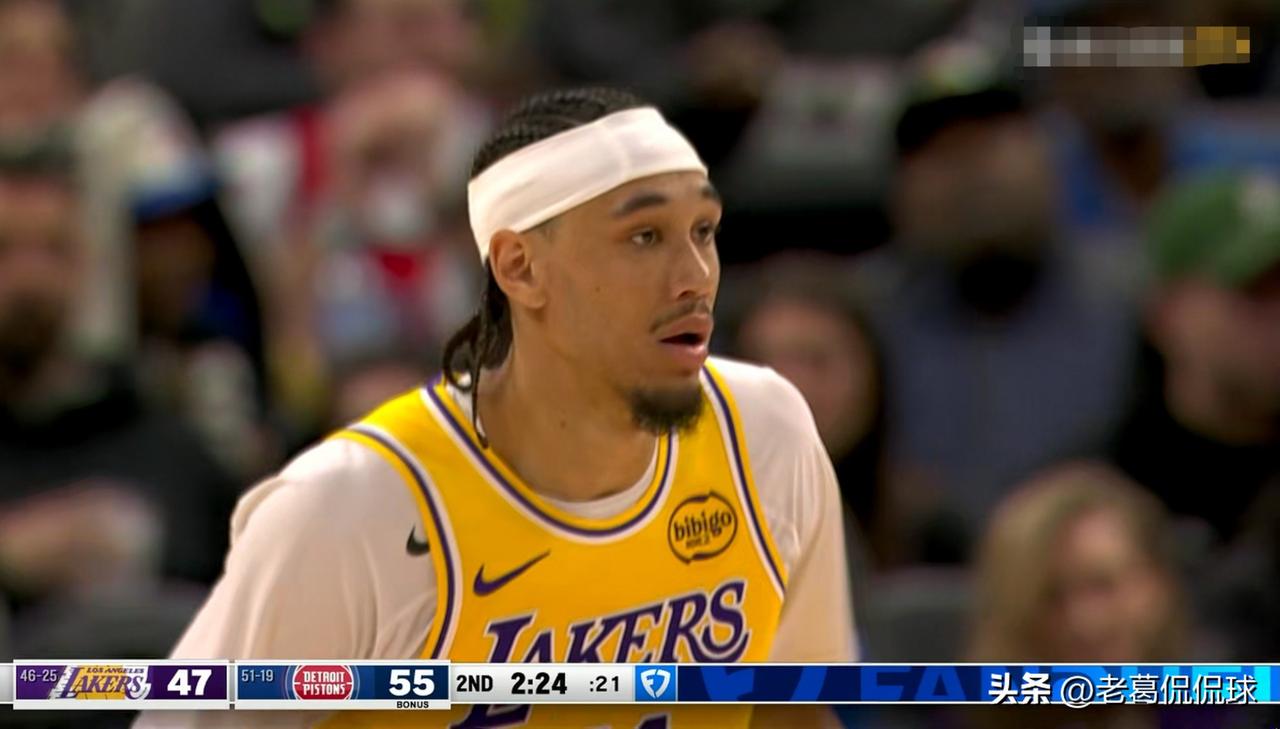 湖人替补中锋海斯真是虽败犹荣！虽然今天湖人在客场以110：113惜败于活塞，但是
