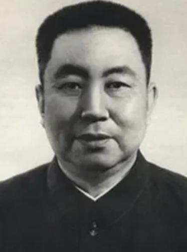 毛主席曾评价华国锋，说他是自己见过的最老实的人，然而，出人意料的是，这位老实人在