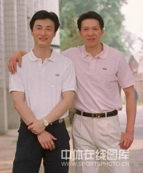 年轻时候的王贺兵和上海女排助理教练王烨的合照都是两位优秀的二传手中国男排