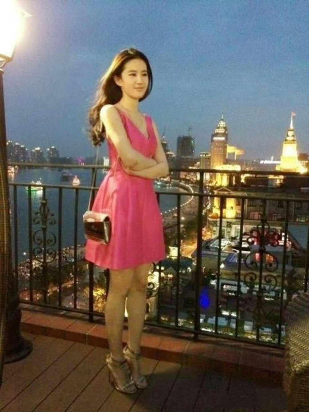刘亦菲这组图真的高干文女主既视感，矜贵清冷感，美得像电影路透，实则抓拍图。 ​​