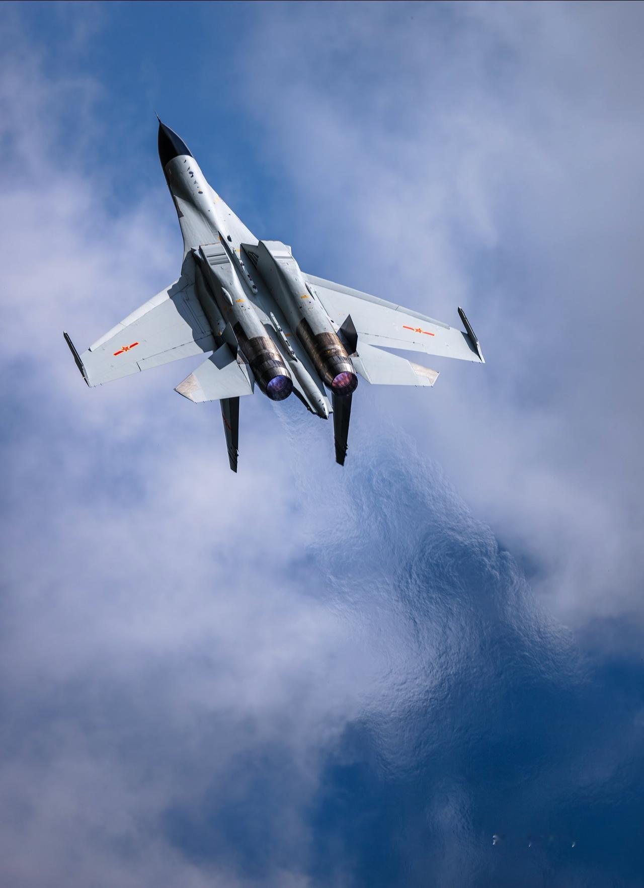 长春航展精彩瞬间
宝刀不老——歼11BS
应对日韩三代机还是得心应手