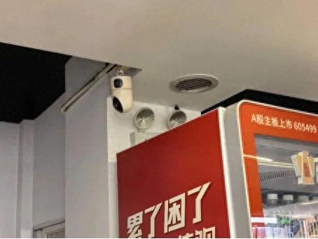 机房内堆放可燃物、指示标志未运行......多家网吧、宾馆酒店隐患问题曝光