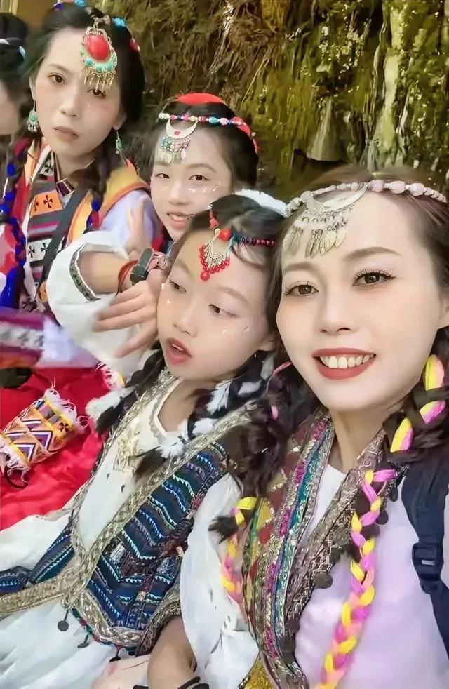 四川阿坝州三对母女事件，看集体照有点怪异，古人不让女人外出，还是有道理的。六女一