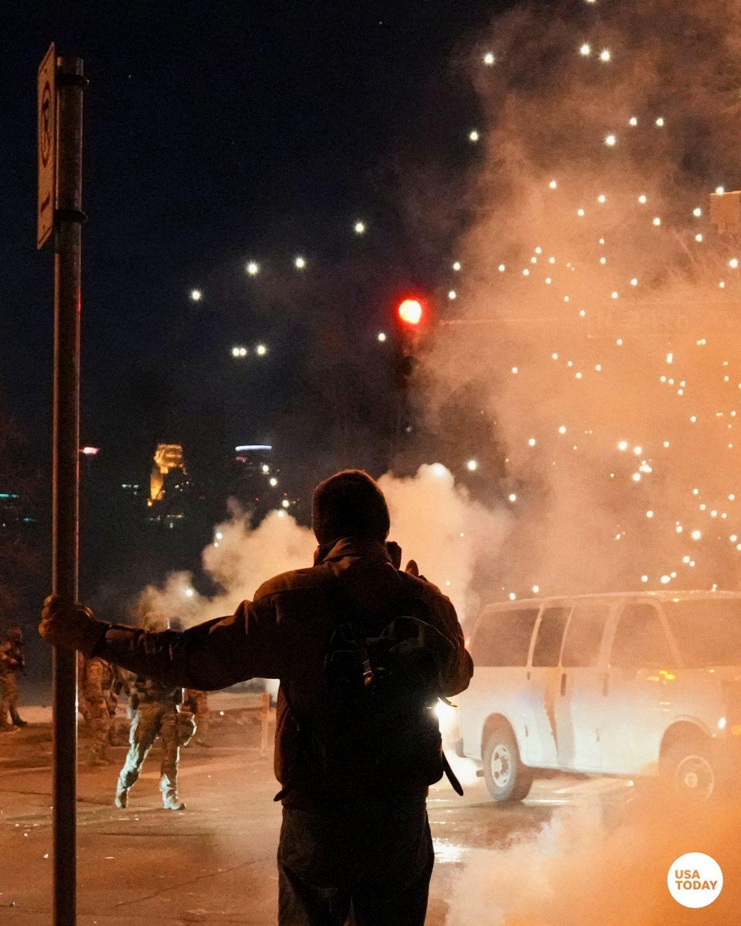 当地时间周四，特朗普威胁要援引《叛乱法》，该法案将赋予他权力在国内部署美军。此前