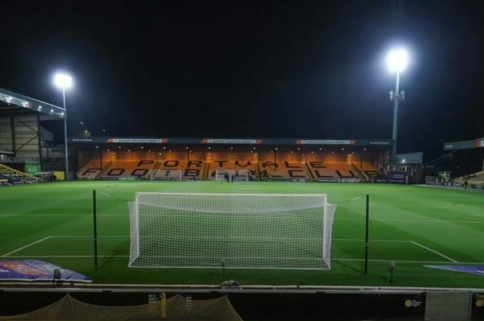 英格兰职业联赛里，仅有的两支队名不带地名的球队是：

英超积分榜第一名，阿森纳，