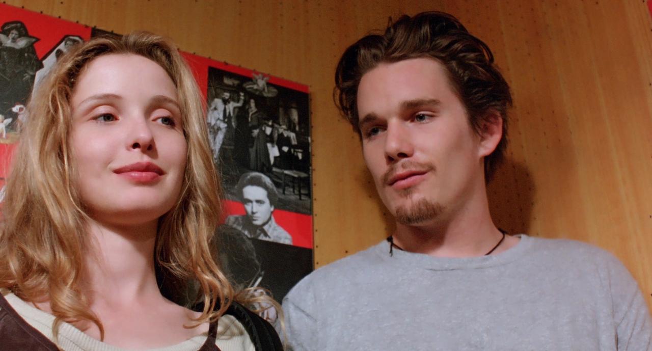 真的被她的清新脱俗给美到了
朱莉·德尔佩那张极具法国新浪潮遗风的面孔
让人一眼便