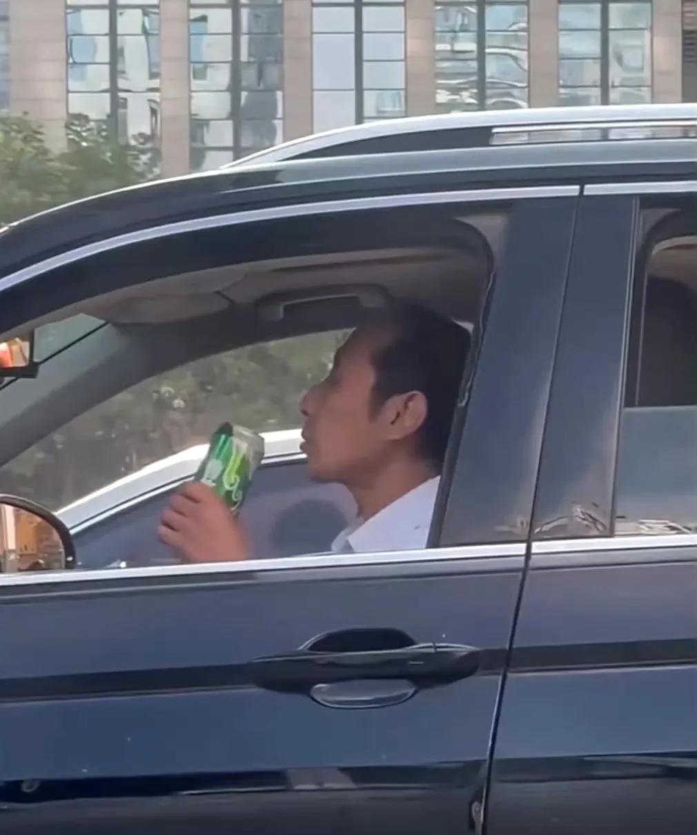 大爷实在是渴了