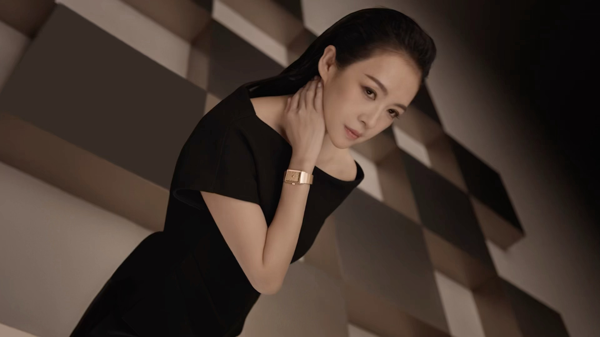 章子怡allblack最权威的母亲 章子怡黑白皇后造型 褪去华丽造型回归日常，章
