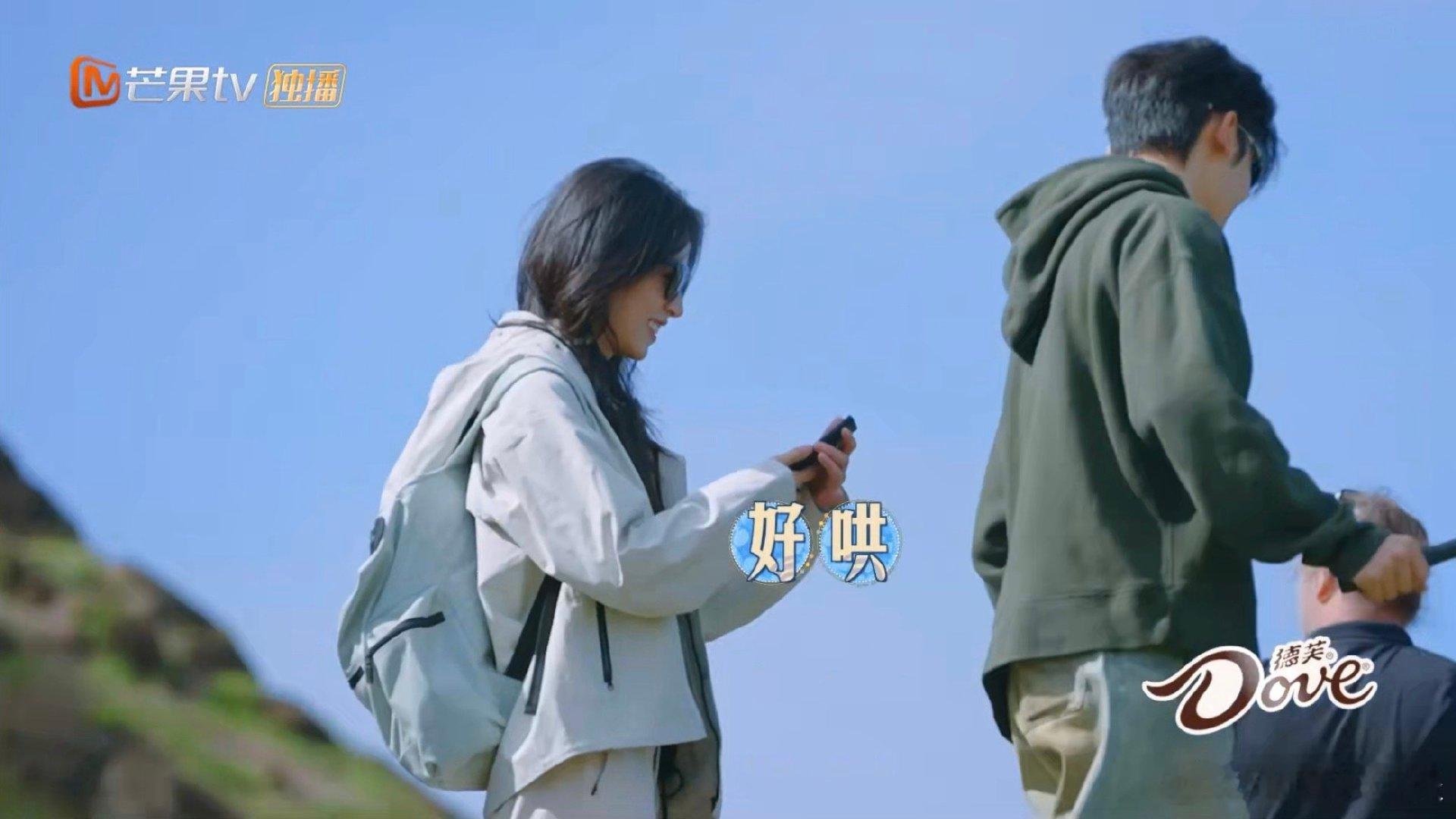 #周雨形哄侯明昊一哄一个好#前一秒侯明昊“周老师你真不是人”，后一秒“拍吧拍吧”