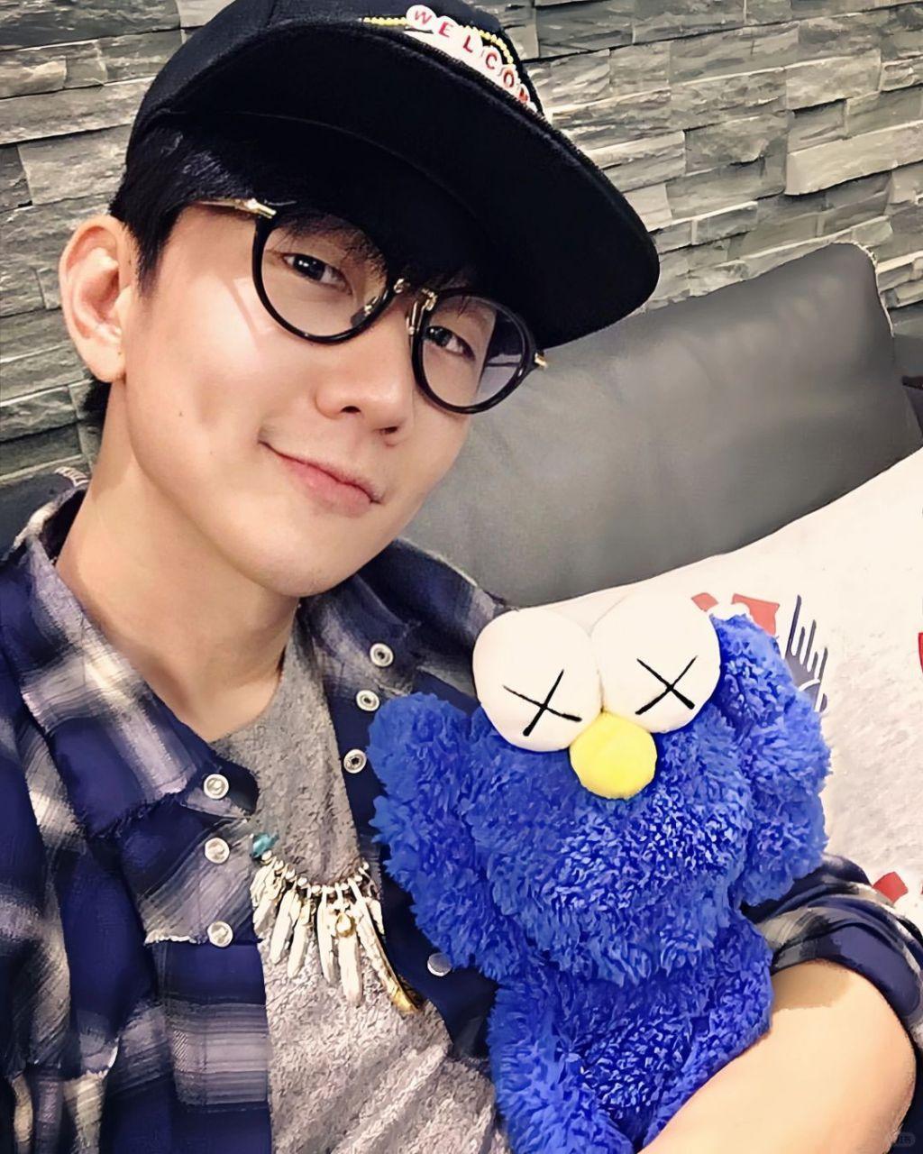 刷手机刚看到个大消息
林俊杰居然官宣恋情了！
我真的被惊到，他出道这么多年头回正