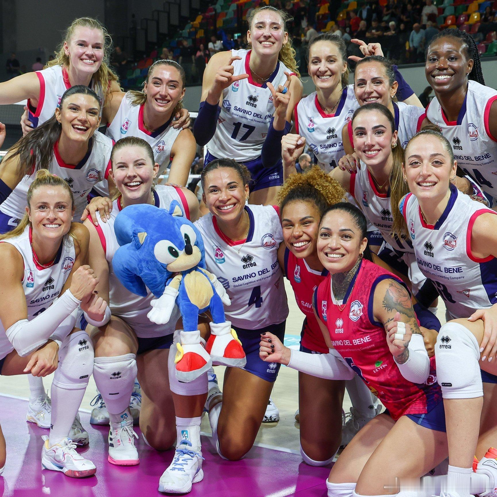 🔵⚪️ 斯坎迪奇队赢得的俱乐部三座奖杯，一步一个脚印：🏆 2025 x 世俱