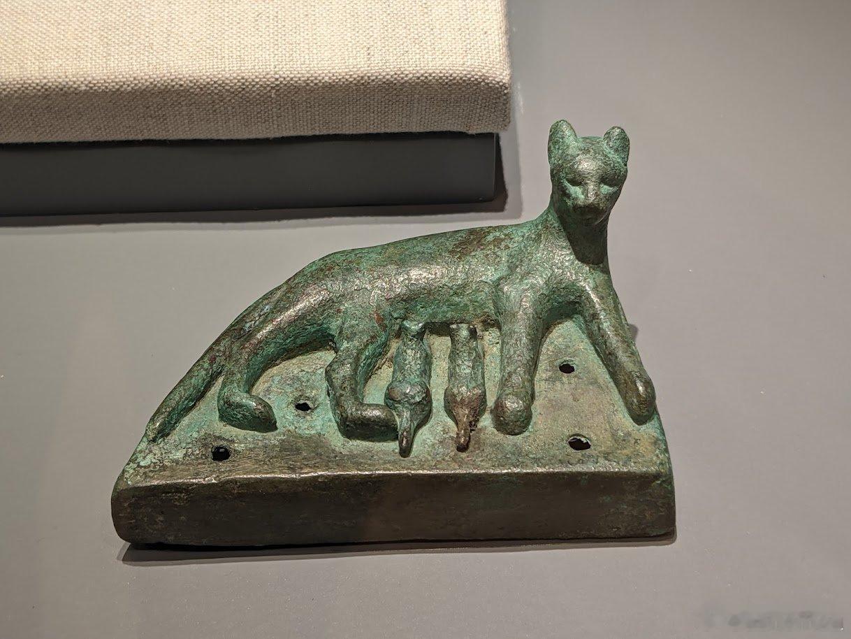 西洋历史文化鱼缸 历史知识 古埃及人对猫的喜爱真是发自肺腑。这件古埃及后期的青铜