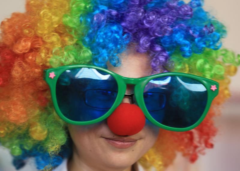 会不会因别人意见改变自己，这事儿得分情况。有时候改变自己是种智慧。就像和同事做项