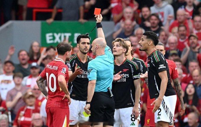 梅里诺本季英超两回合对阵利物浦均破门，成为队史第6位做到这一点的球员，此前5位分