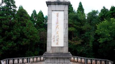  陵园里松柏常青、庄严肃穆，安静肃穆的氛围，也只会让我们心生缅怀与感恩，冲淡所有