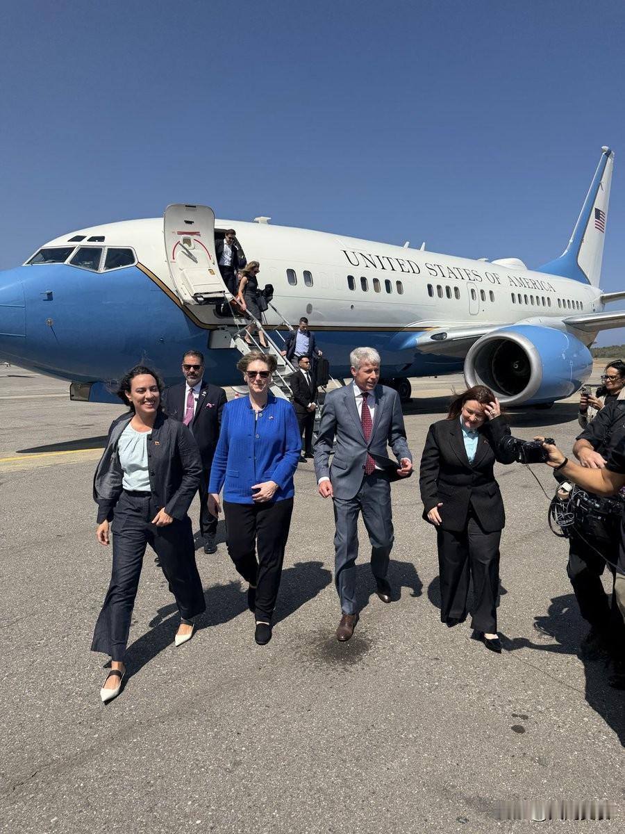 美能源部长抵达委内瑞拉，他是自马杜罗被捕以来访问该国的最高级别美国官员