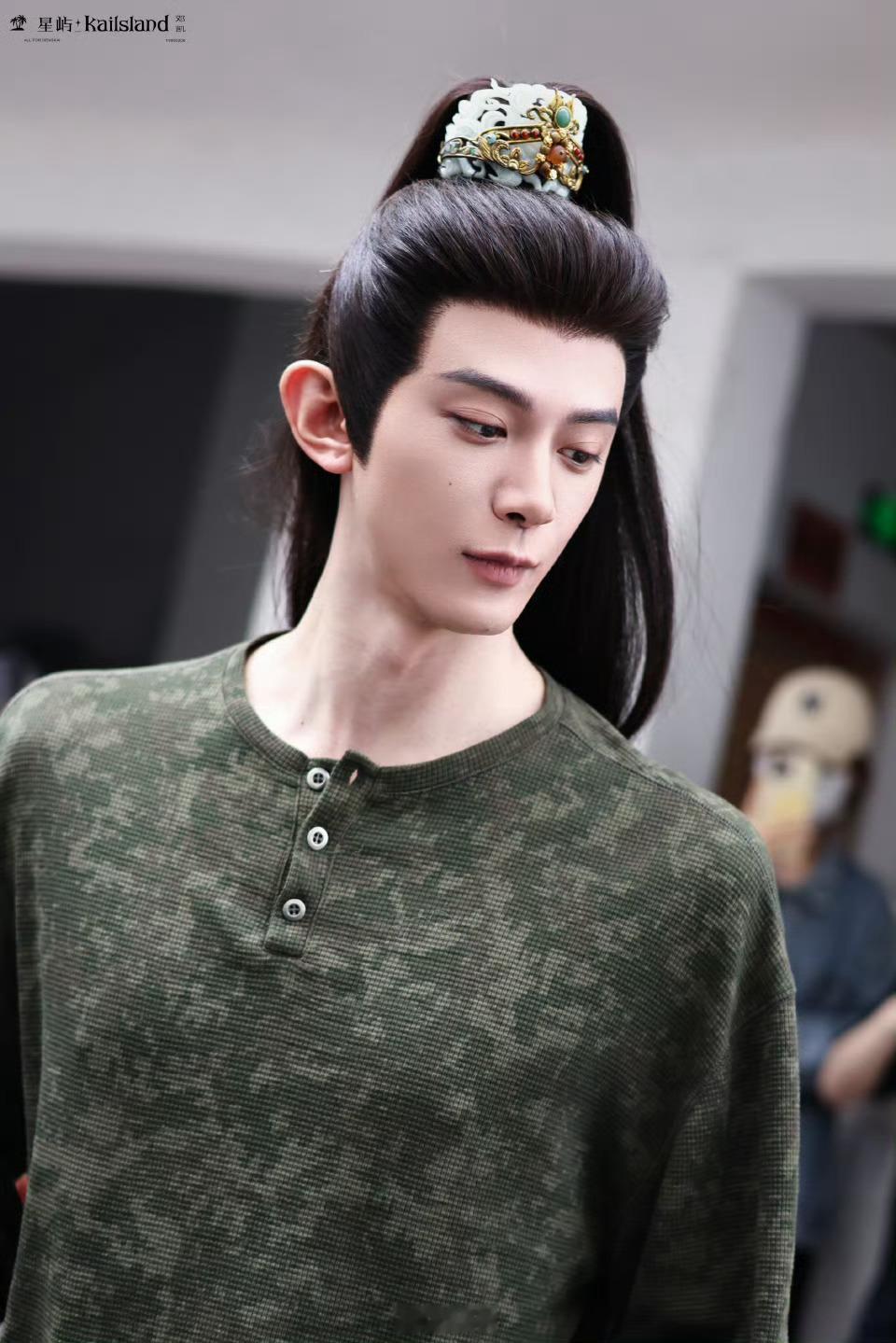 孔雪儿邓凯同步害羞你好星期六刚提到“强制爱”，孔雪儿和邓凯就同步捂脸低头，动作整