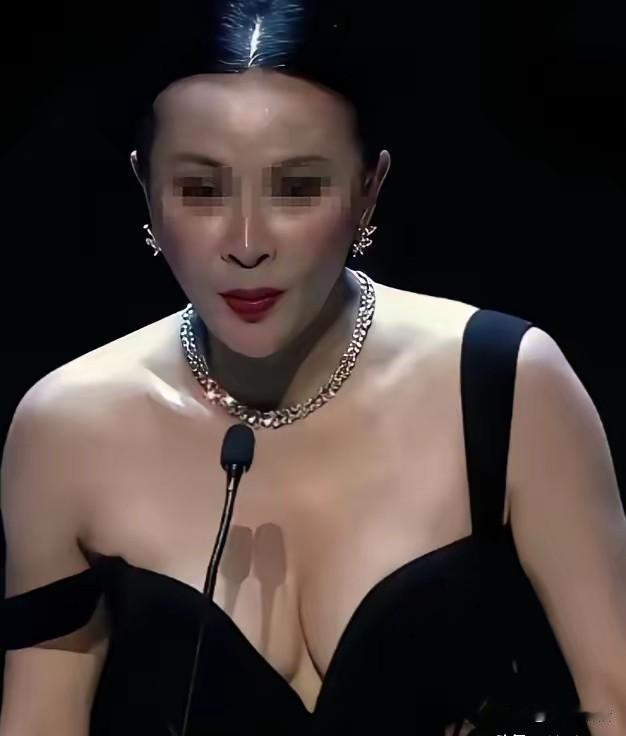有个很奇怪的事情
女人的胸部是隐私部位，陌生人看不得，更摸不得，那不是应该好好的
